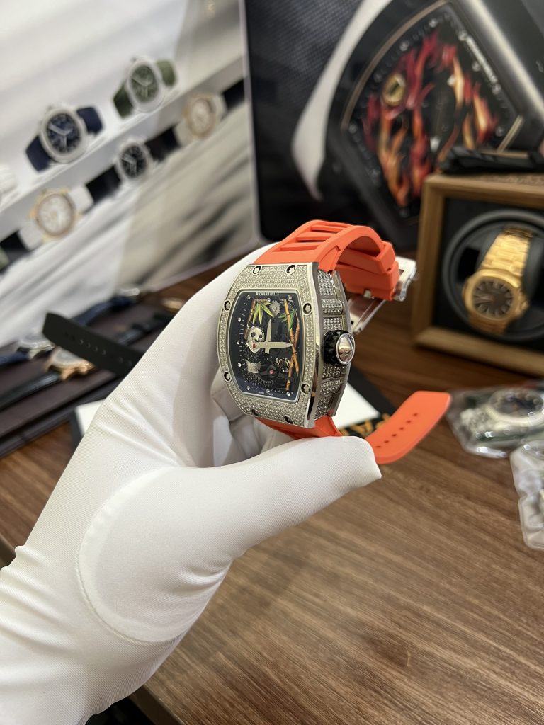 Dong-ho-Richard-Mille-Gau-truc-panda-768x1024