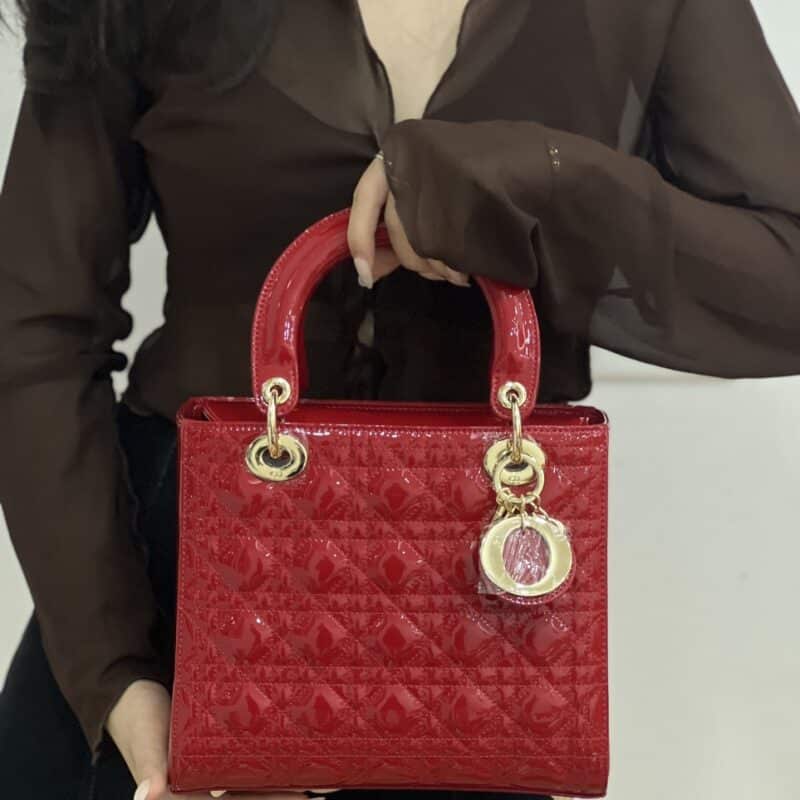 TÚI XÁCH DIOR LADY DA BÓNG MEDIUM SIZE 24 TONE ĐỎ TAG VÀNG CAO CẤP