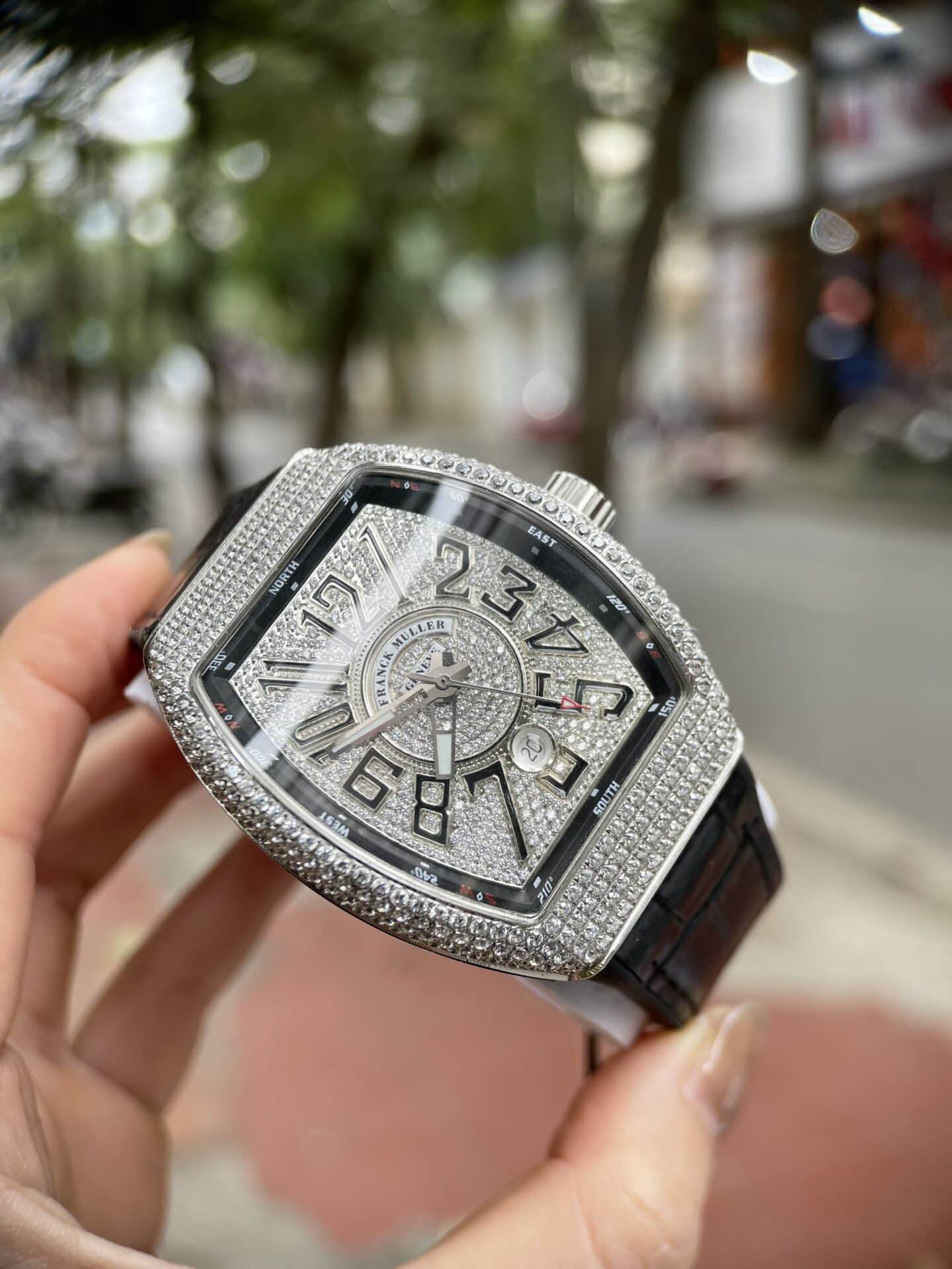ĐỒNG HỒ FRANCK MULLER V45 ĐÍNH FULL KIM CƯƠNG NHÂN TẠO REPLICA 11 ĐỒNG HỒ FRANCK MULLER V45 ĐÍNH FULL KIM CƯƠNG NHÂN TẠO REPLICA 11