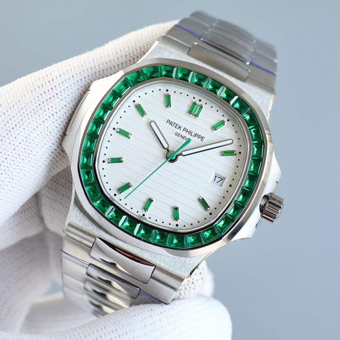 PATEK-PHILIPPE-NAUTILUS-5711-NIENG-DA-RUBY-XANH-3 ĐỒNG HỒ PATEK PHILIPPE NAUTILUS 5711 REP 11 NIỀNG ĐÁ RUBY XANH GR FACTORY