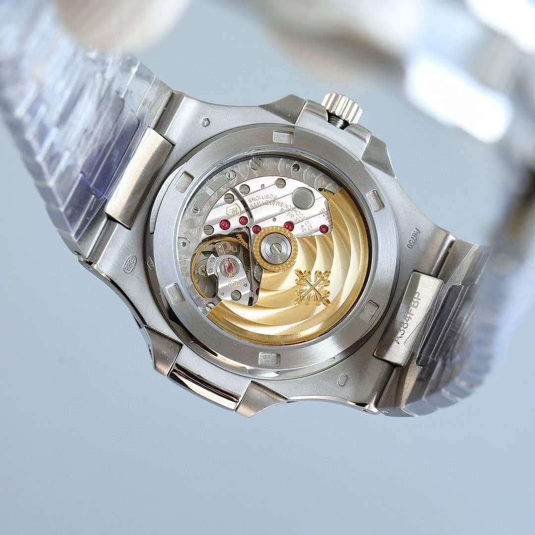 PATEK-PHILIPPE-NAUTILUS-5711-NIENG-DA-RUBY-XANH-6