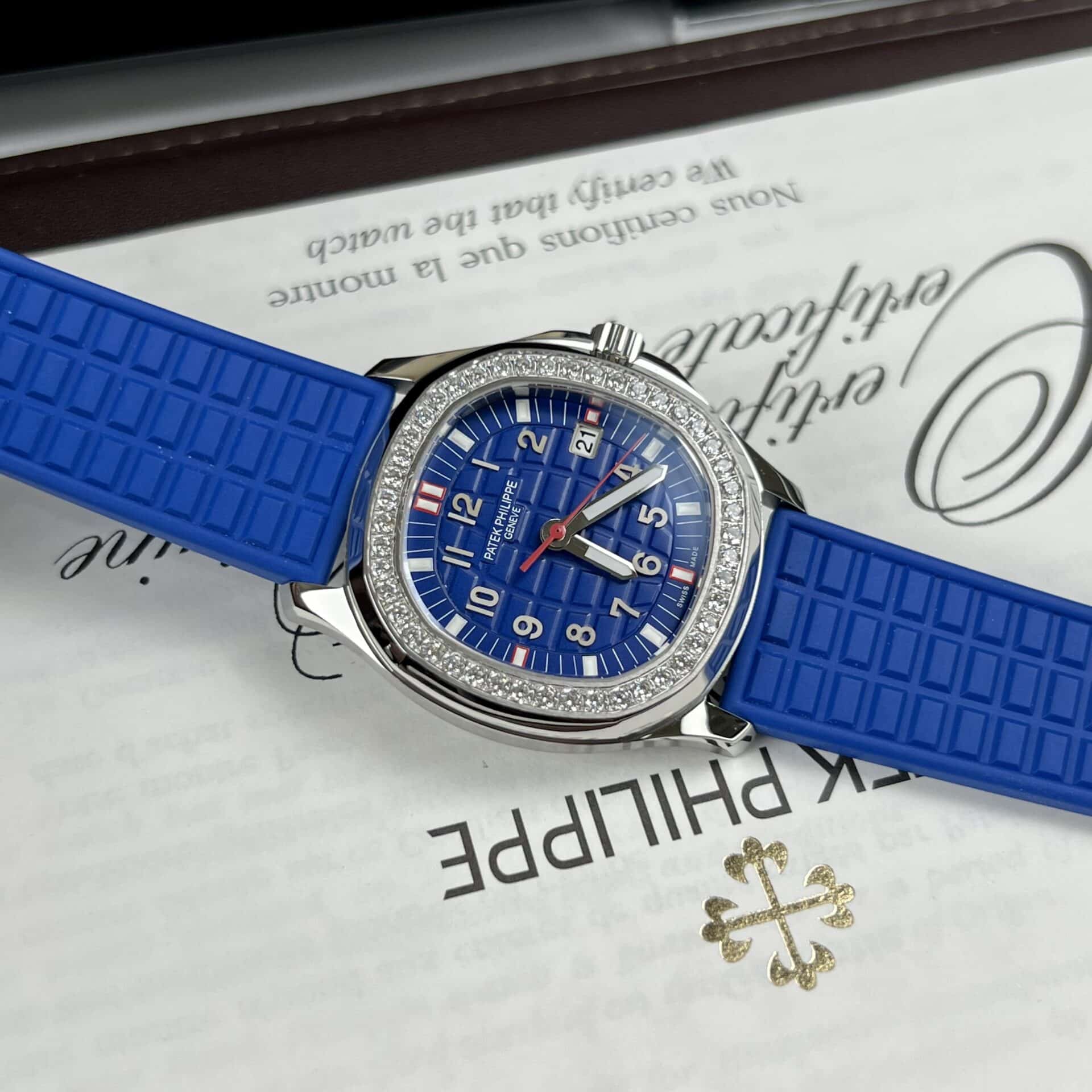 patek-philippe-aquanaut-5067-nieng-da-mau-xanh-lam-2 ĐỒNG HỒ NỮ PATEK PHILIPPE AQUANAUT 5067 MÀU XANH NAVY FAKE 1:1 THỤY SỸ