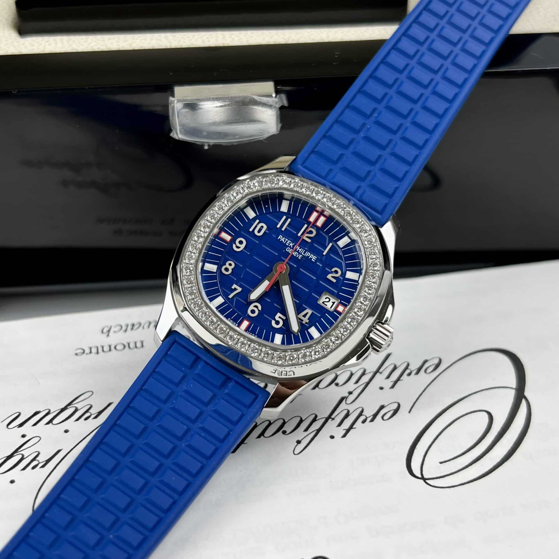 patek-philippe-aquanaut-5067-nieng-da-mau-xanh-lam-3 ĐỒNG HỒ NỮ PATEK PHILIPPE AQUANAUT 5067 MÀU XANH NAVY FAKE 1:1 THỤY SỸ