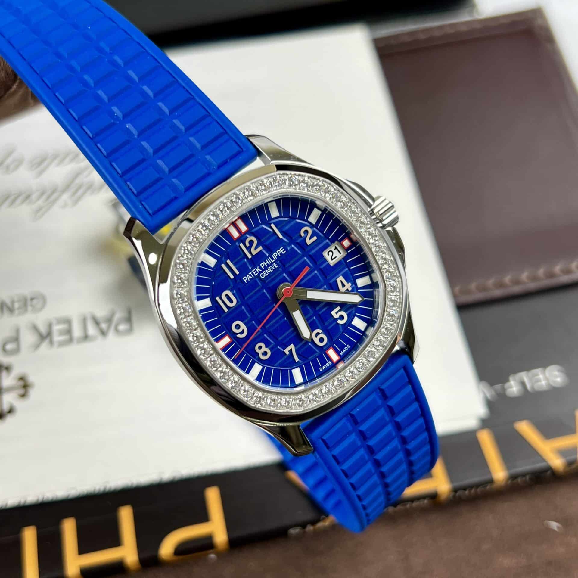 patek-philippe-aquanaut-5067-nieng-da-mau-xanh-lam-4 ĐỒNG HỒ NỮ PATEK PHILIPPE AQUANAUT 5067 MÀU XANH NAVY FAKE 1:1 THỤY SỸ