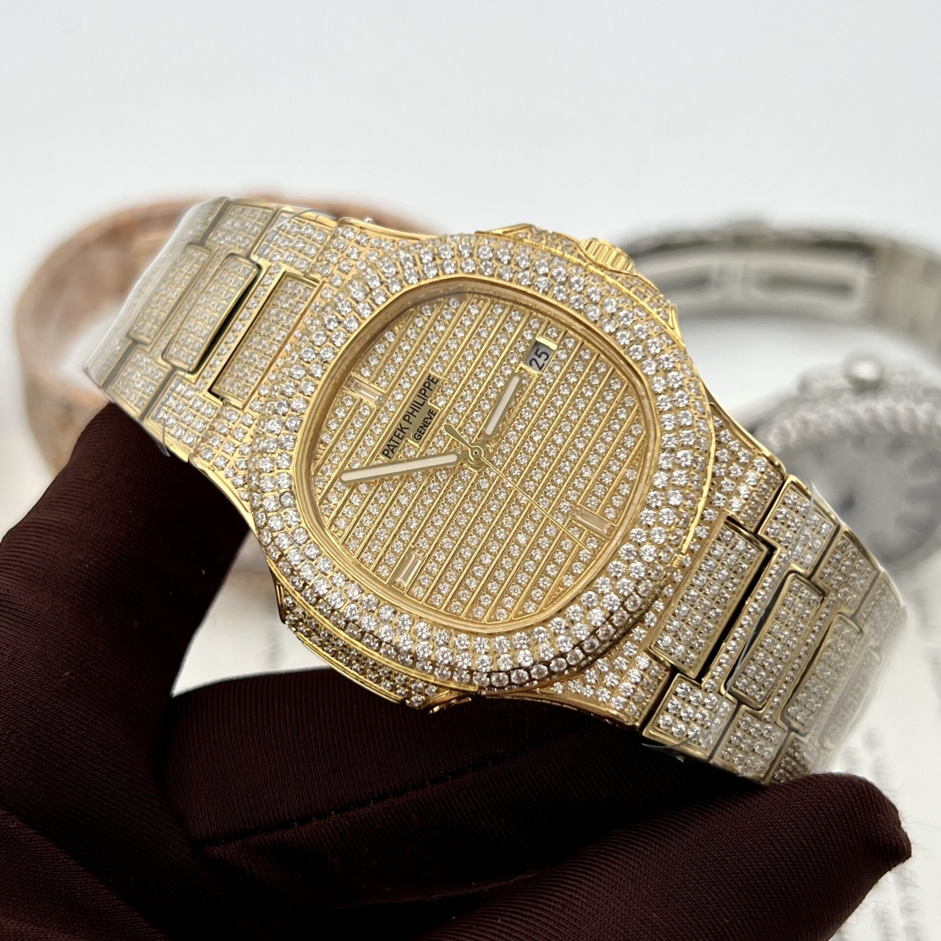 patek-philippe-nautilus-5711-dinh-full-da-3 ĐỒNG HỒ PATEK PHILIPPE NAUTILUS 5719 ĐÍNH FULL ĐÁ REPLICA 11 MS FACTORY