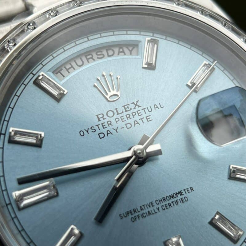 ĐỒNG HỒ ROLEX DAY-DATE MẶT XANH BĂNG VIỀN ĐÁ BAGUETTE REP 11 EW FACTORY