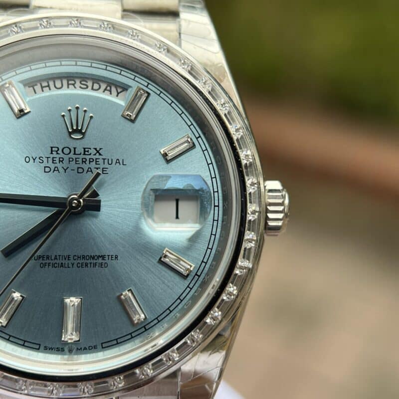 ĐỒNG HỒ ROLEX DAY-DATE MẶT XANH BĂNG VIỀN ĐÁ BAGUETTE REP 11 EW FACTORY