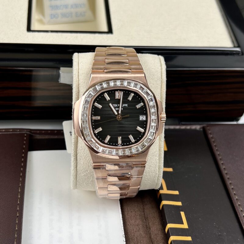 ĐỒNG HỒ PATEK PHILIPPE NAUTILUS 5723 BỌC VÀNG NIỀNG KIM CƯƠNG MOISSANITE BAGUETTE