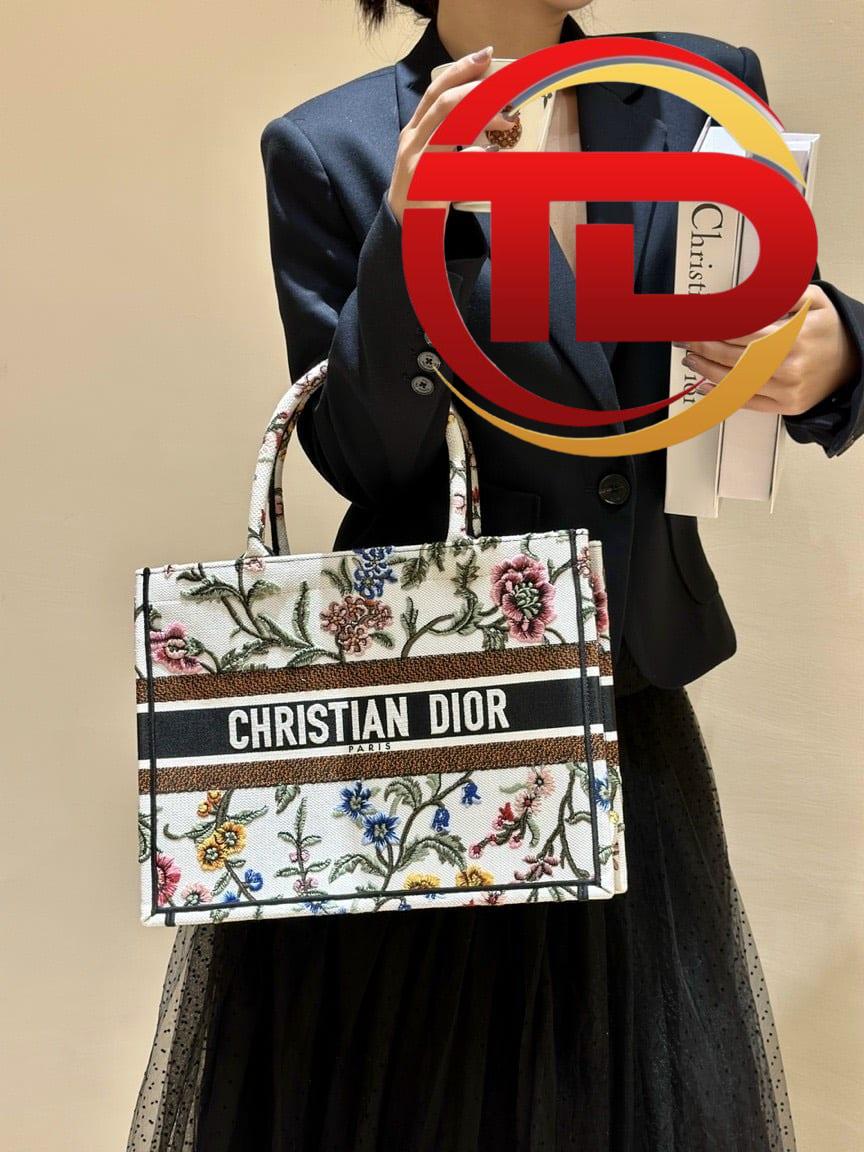 z4186440131074_6bb52066e50014e865bf98769fcbfdae TÚI XÁCH MEDIUM DIOR BOOK TOTE WHITE MULTICOLER PETITES FLEURS SIÊU CẤP