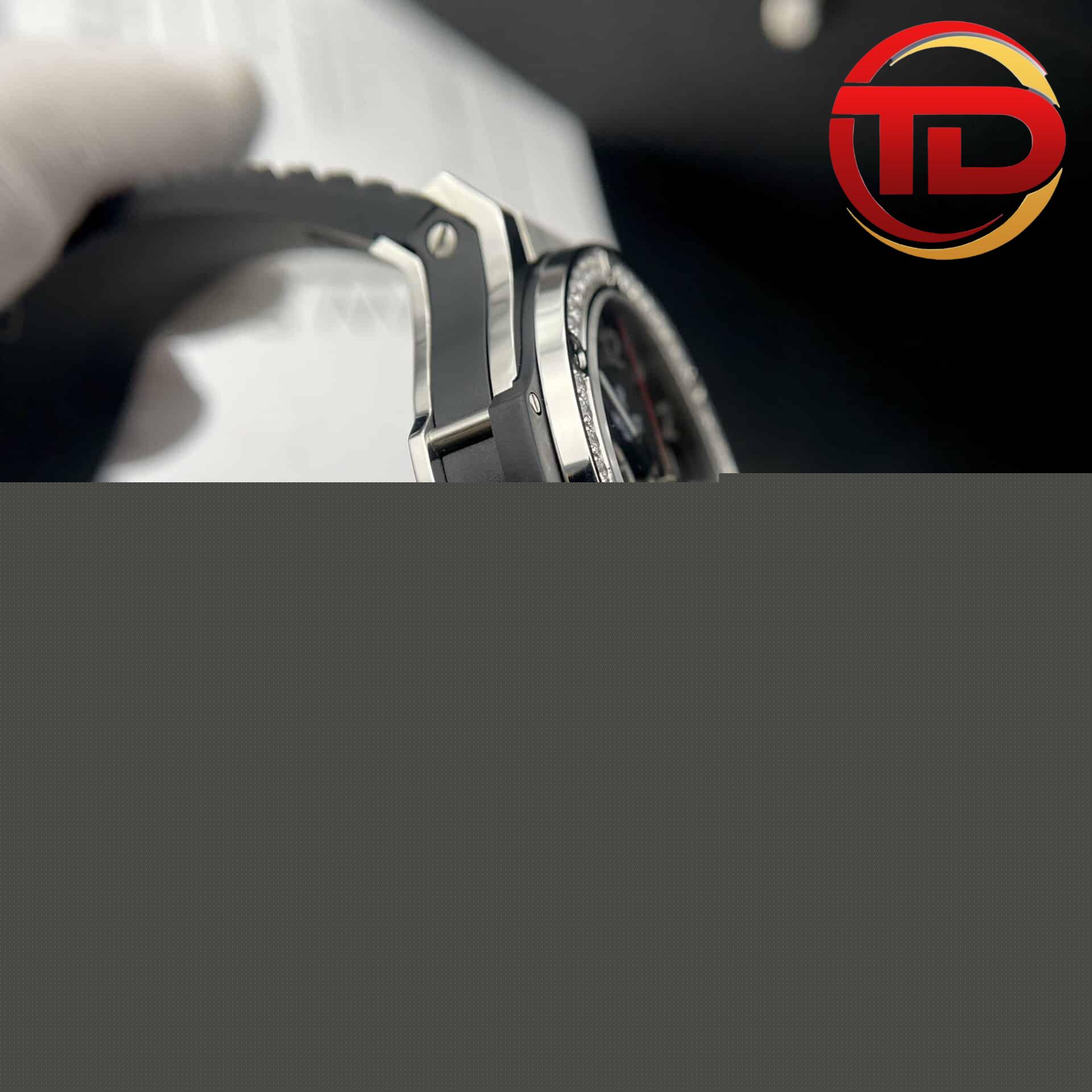 hublot big bang màu đen viền đá - 6