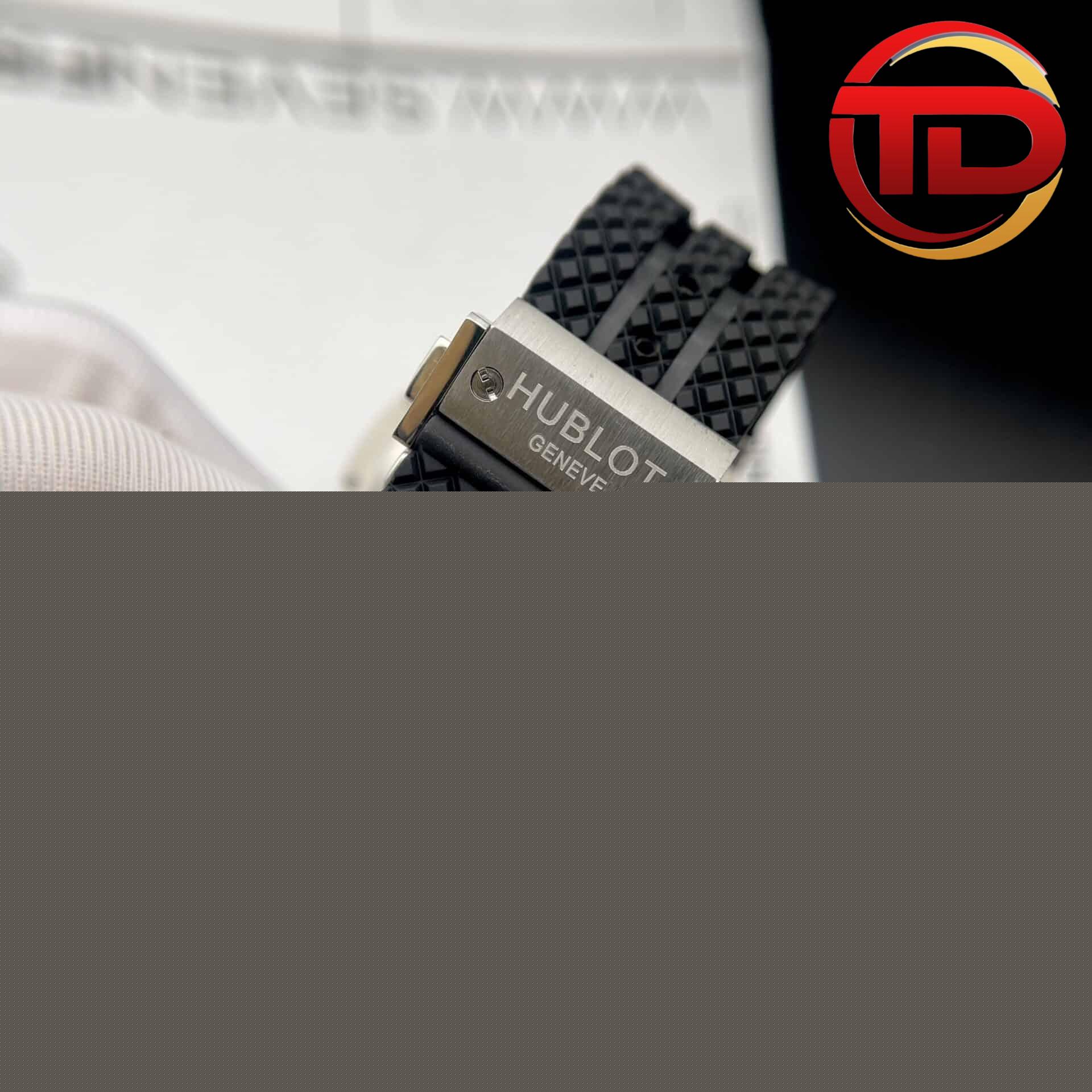 hublot big bang màu đen viền đá - 8