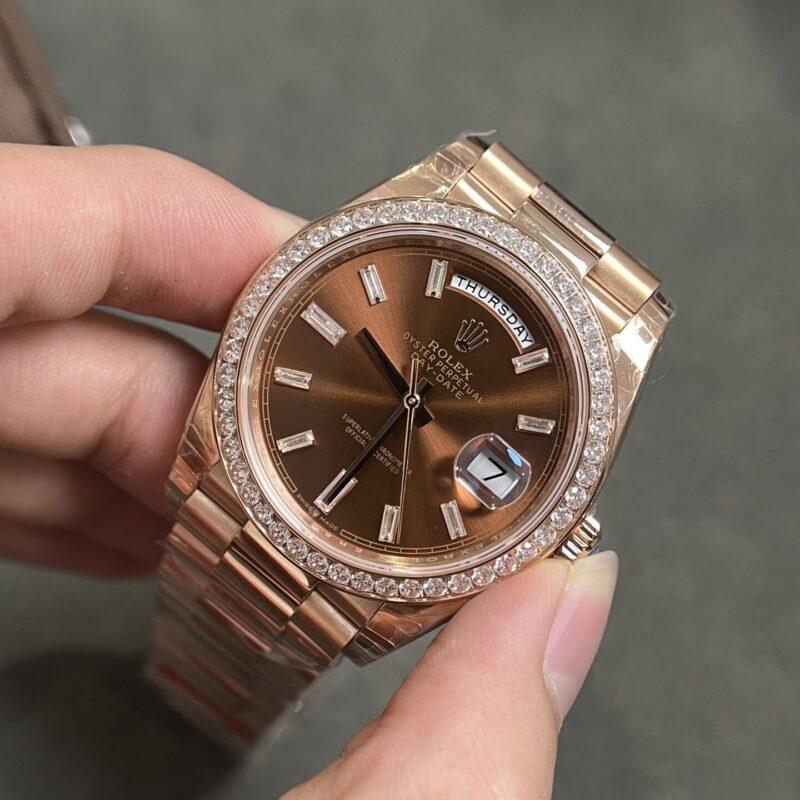 ROLEX DAY-DATE MẶT SỐ CHOCOLATE CỌC SỐ ĐÁ BAGUETTE FAKE CAO CẤP