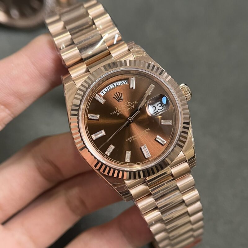ROLEX DAY-DATE MẶT SỐ CHOCOLATE CỌC SỐ ĐÁ BAGUETTE FAKE CAO CẤP