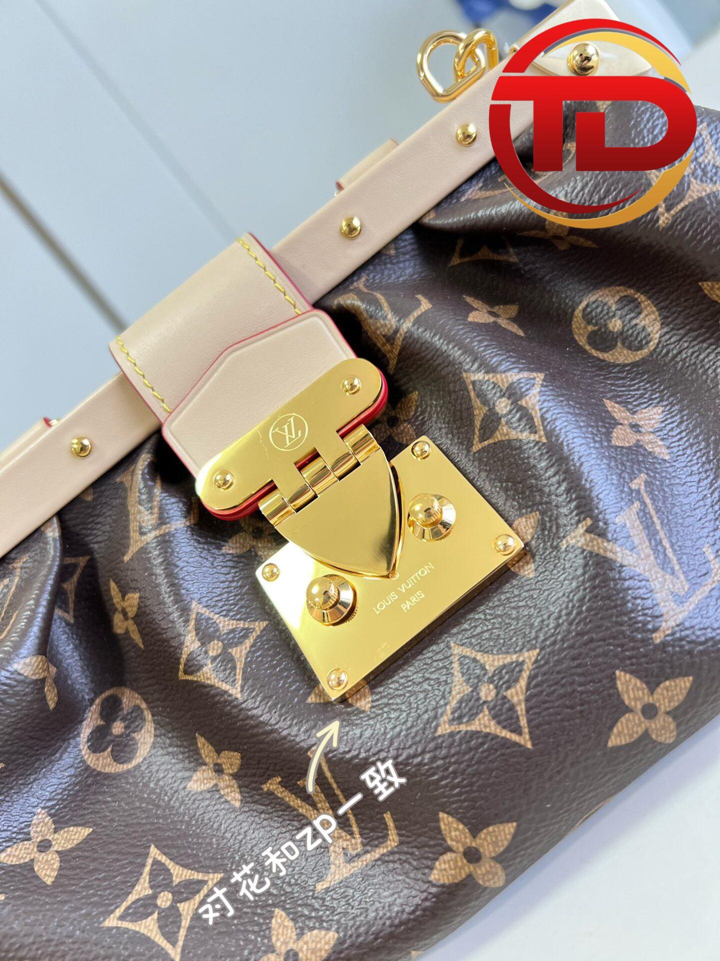 z4229045270552_5a05f79516eb42e596a24f0c315cf545 TÚI LV LOUIS VUITTON MONOGRAM CLUTCH TISITT SIÊU CẤP