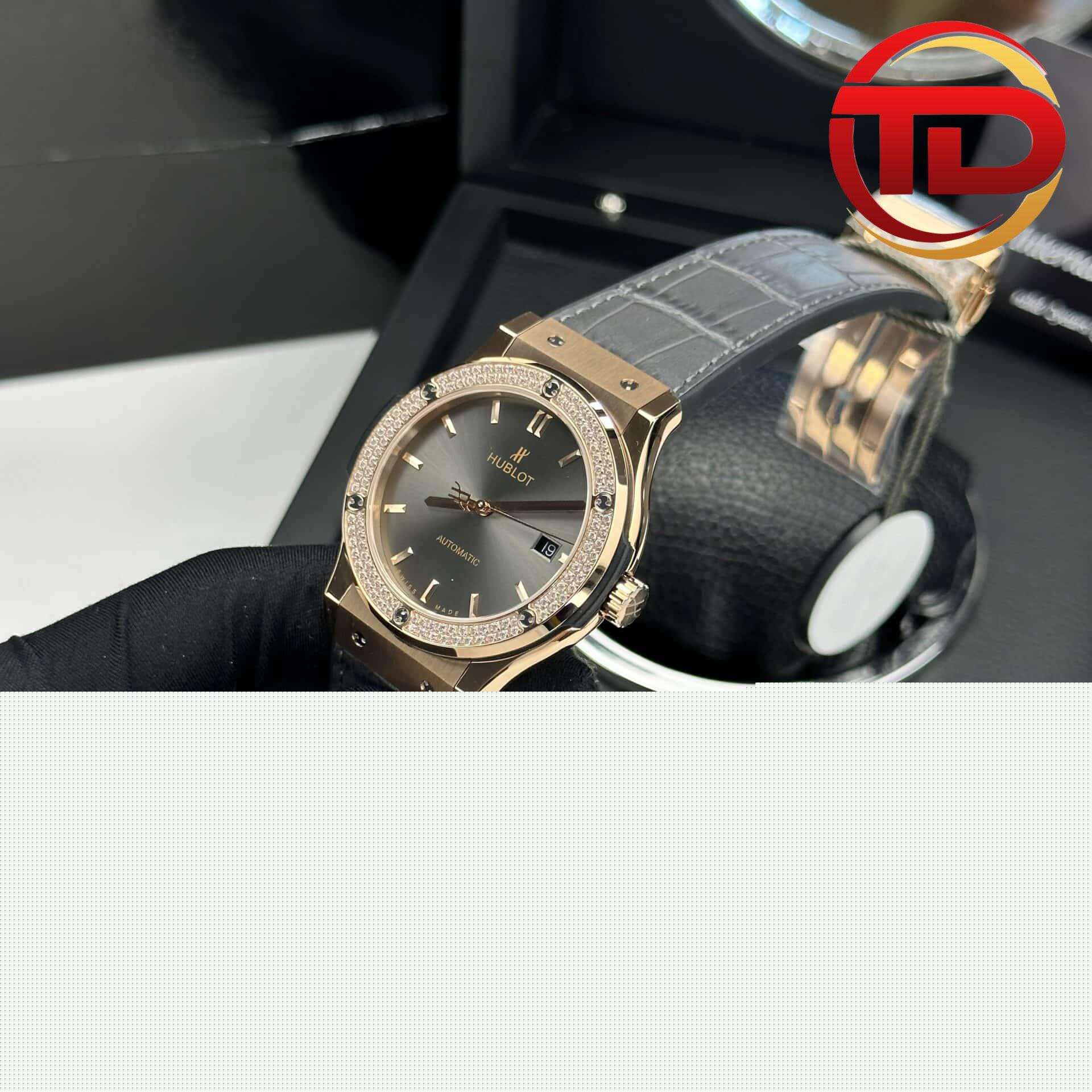Hublot Classic Fusion Mặt Xám Vỏ Vàng Hồng Viền Đá - 3
