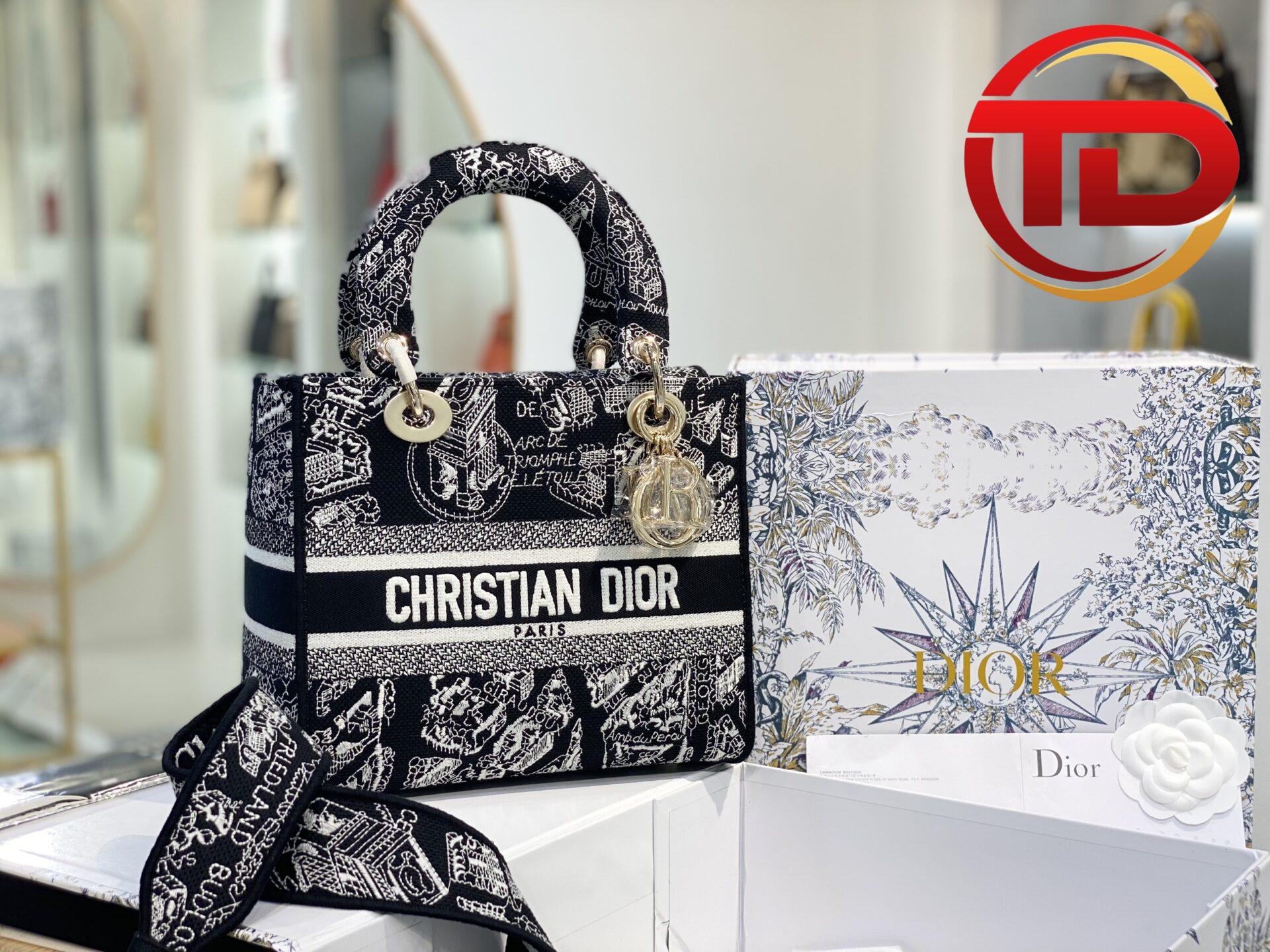 z4395086491083_bcc453c260d9d871dae370eb1cf1063d TÚI LADY DIOR MEDIUM SIZE D-LITE BAG WHITE AND BLACK PLAN DE PARIS EMBROIDERY