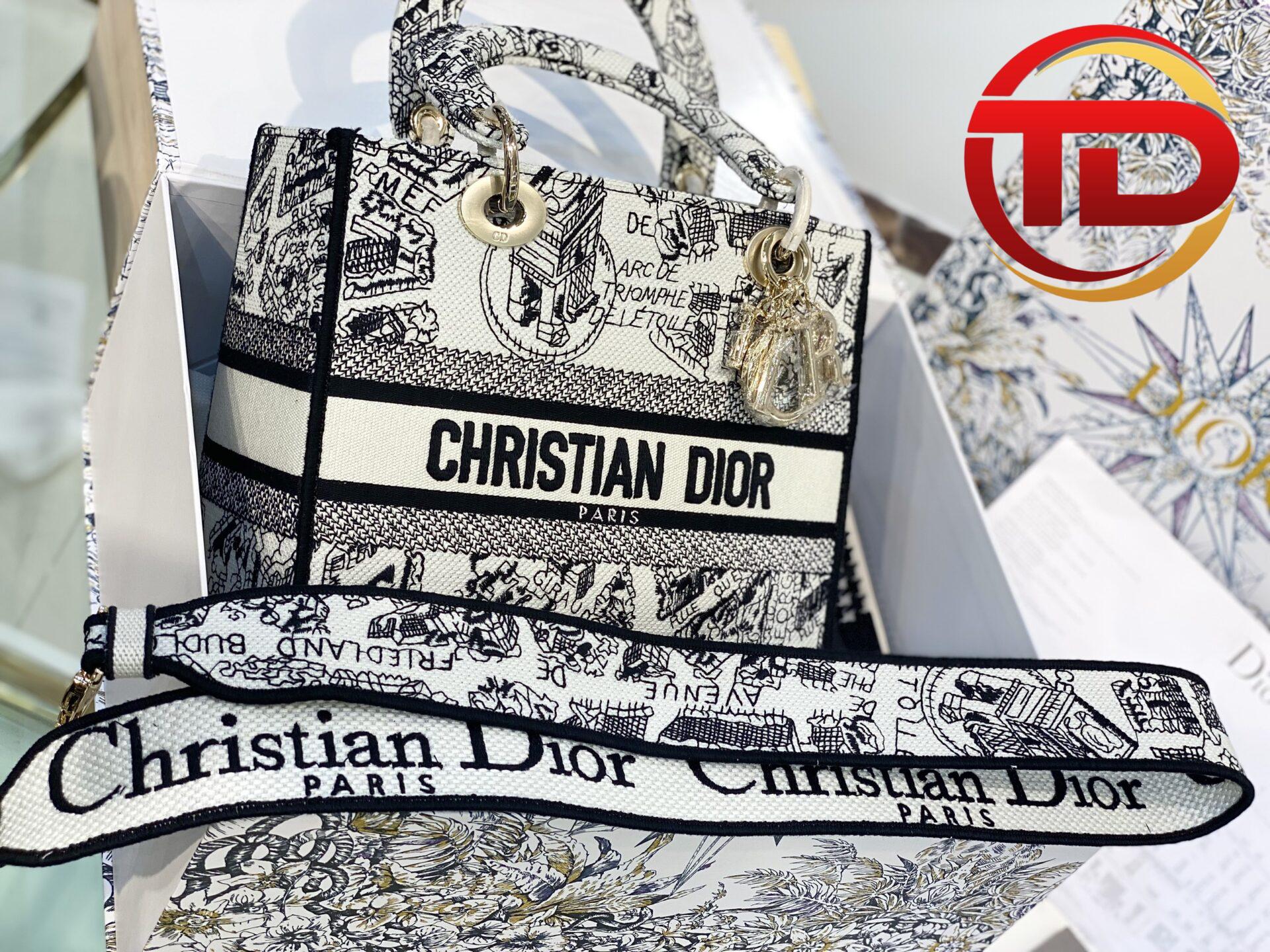 z4395090804040_5c520854b45fbc1a181c82fda655d70e TÚI LADY DIOR MEDIUM SIZE D-LITE BAG WHITE AND BLACK PLAN DE PARIS EMBROIDERY
