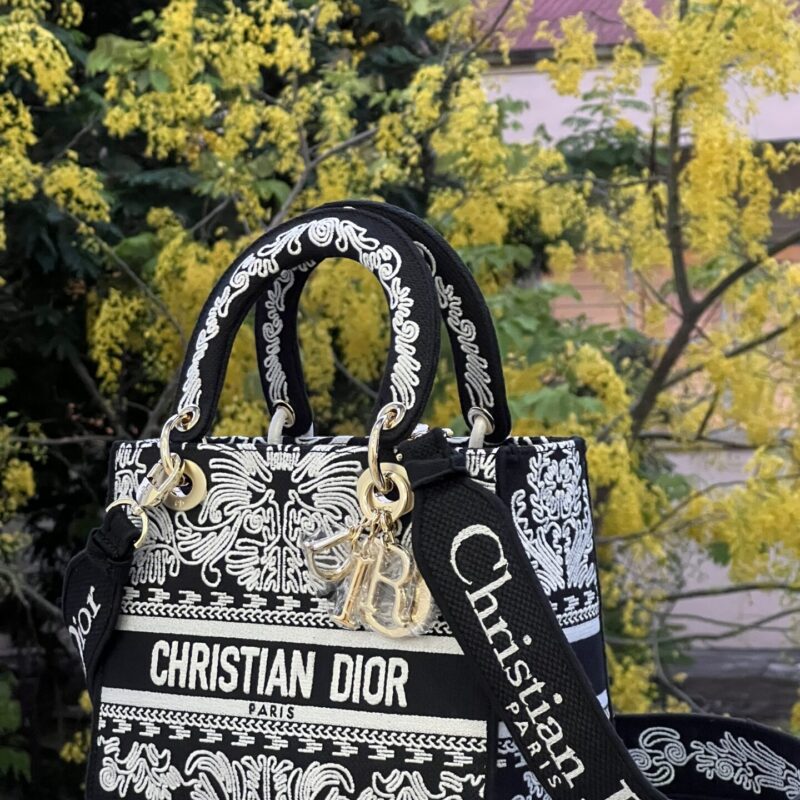 TÚI LADY DIOR MEDIUM SIZE D-LITE BAG BLACK AND WHITE ORNAMENTAL CORNELY-EFFECT