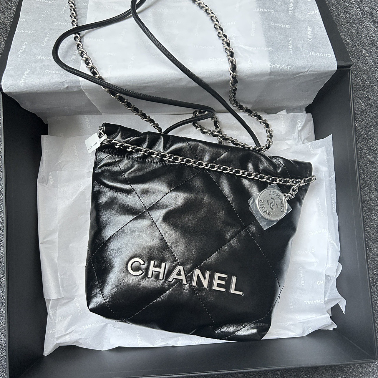 z4425122736580_8fae4baa0a54030bd838efc38f25a141 TÚI CHANEL 22 MINI SIZE HANDLE BAG DA ĐEN NGUYÊN BẢN