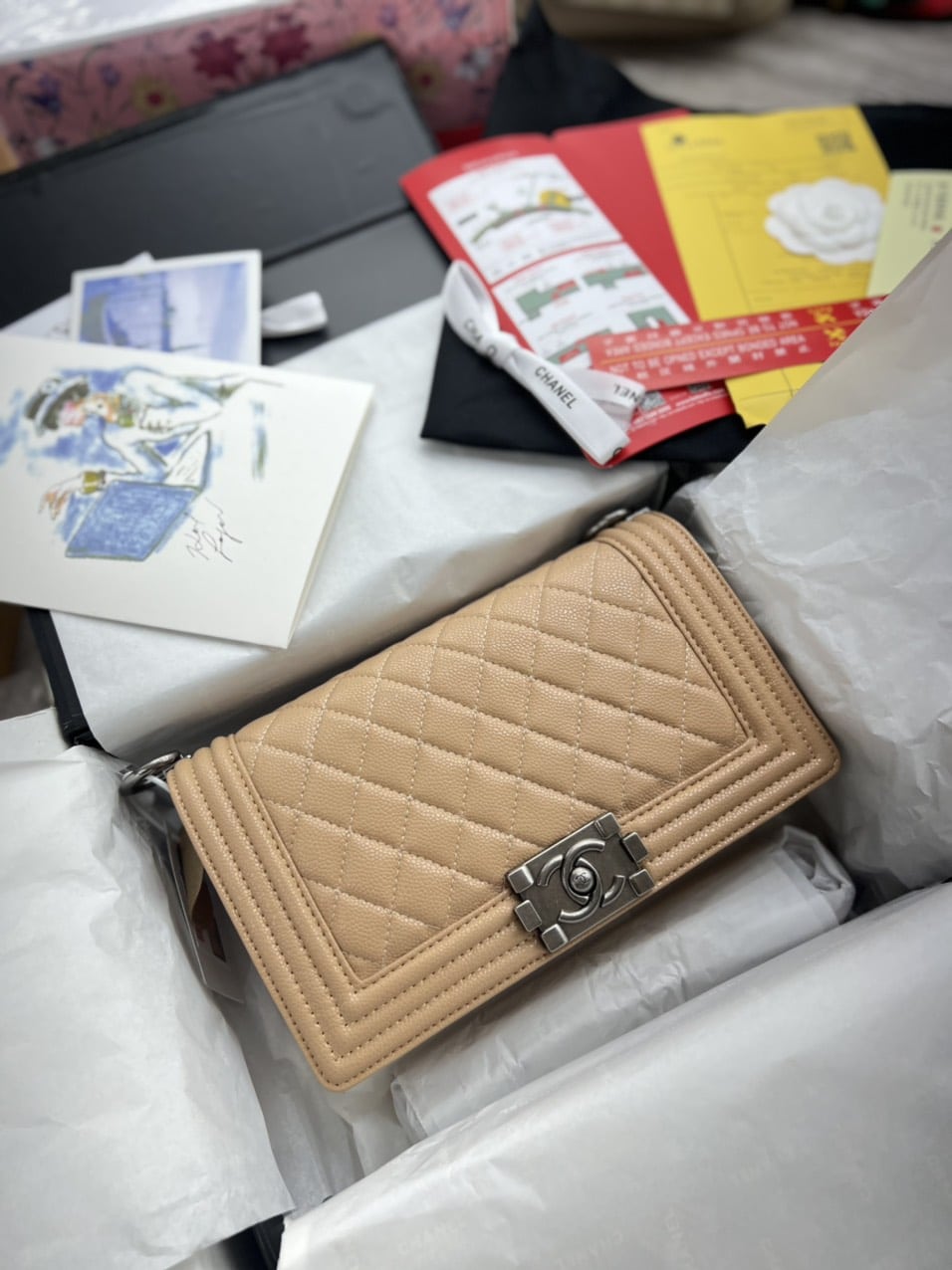 z4467295870648_83ecb0259cc5a98b3b96e5d5b045f7c0 TÚI CHANEL SAC BOY FLAP BAG CAVIAR NGUYÊN BẢN MÀU NÂU TAG BẠC