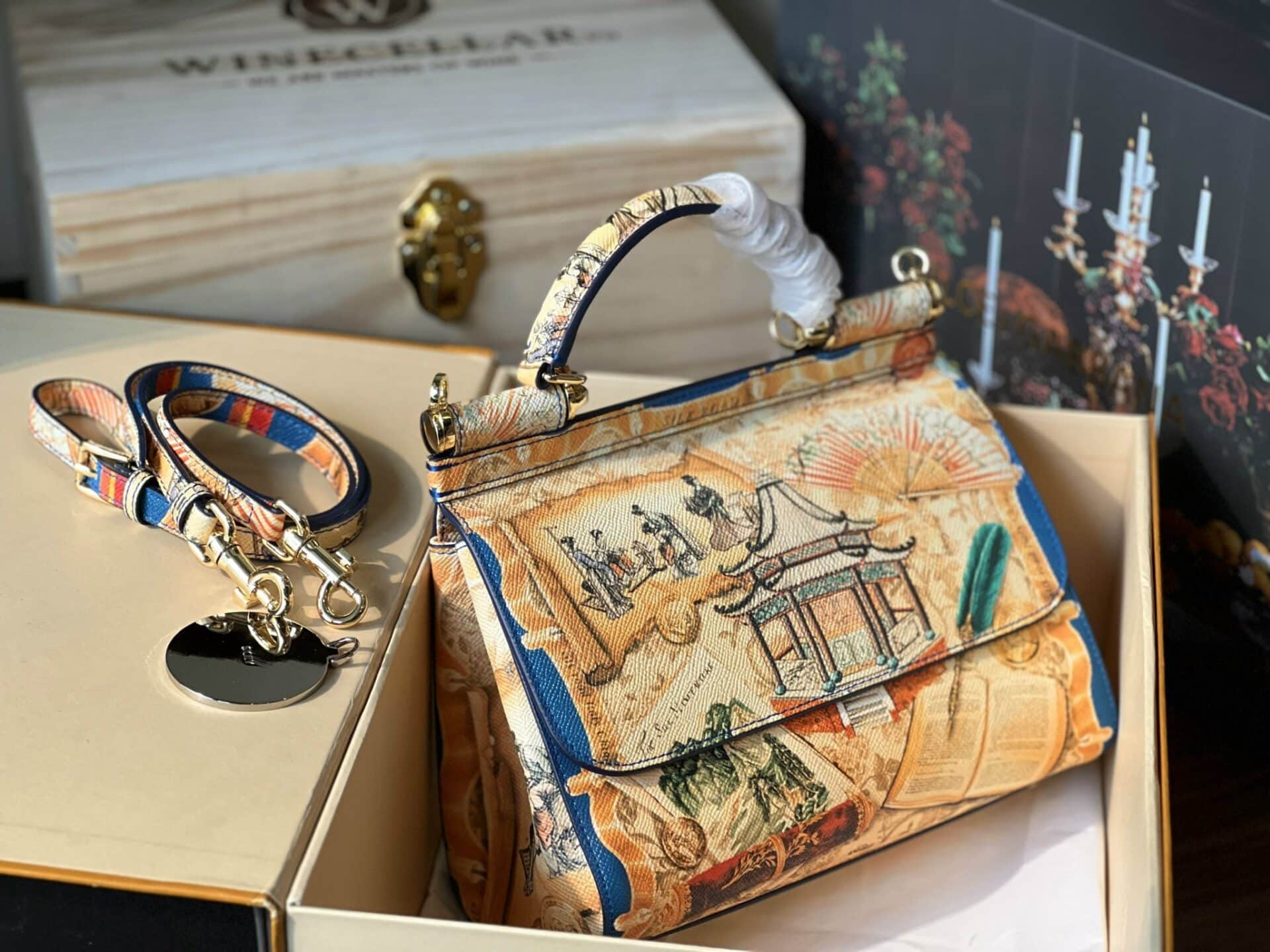 z4469559405822_df826047e494f85f676eb7f6e55f4636 TÚI DOLCE & GABBANA MISS SICILY CALFSKIN MEDIUM BAG NGUYÊN BẢN