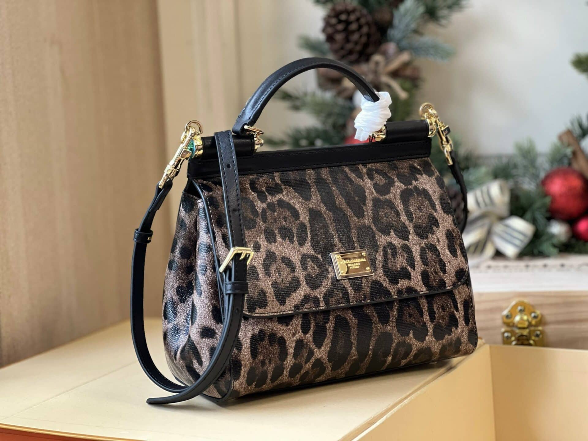 z4469569214298_ff64cfa0b57e7ff7df1c777241cc2732 TÚI DOLCE & GABBANA MISS SICILY CALFSKIN MEDIUM BAG NGUYÊN BẢN