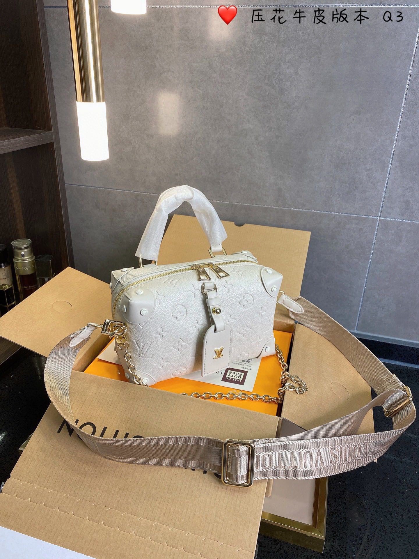 z5226367602756_67e22da47a00ff44637b7ebe4dc7e5af TÚI LOUIS VUITTON PETITE MALLE SOUPLE MONOGRAM EMPREINTE ĐEN SUPER