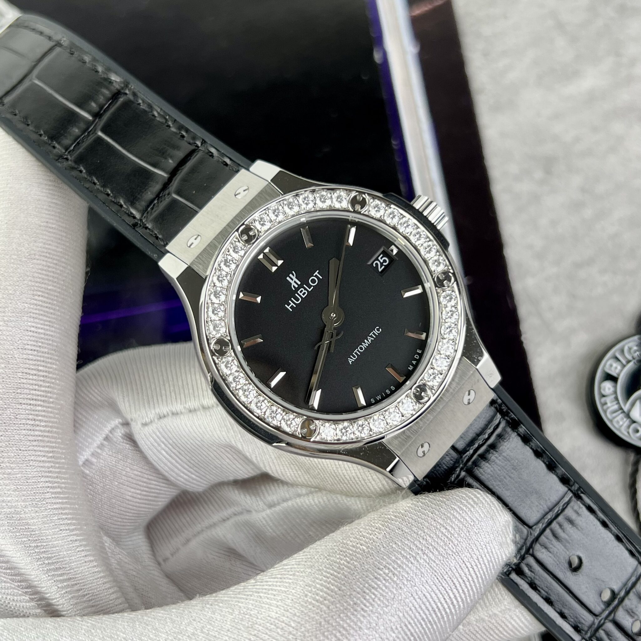 ĐỒNG HỒ HUBLOT CLASSIC FUSION MÀU ĐEN VIỀN MOISSANITE 38MM - 3