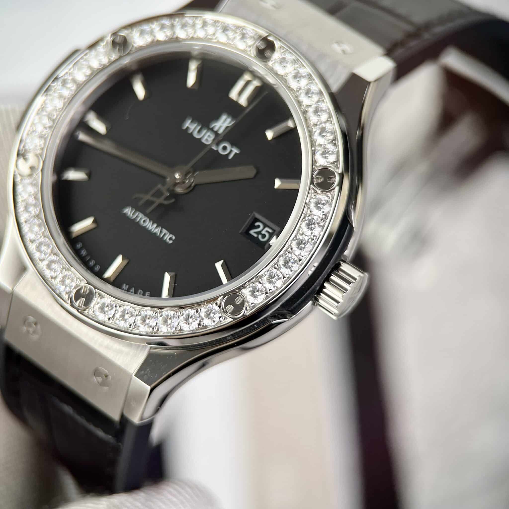 ĐỒNG HỒ HUBLOT CLASSIC FUSION MÀU ĐEN VIỀN MOISSANITE 38MM - 5