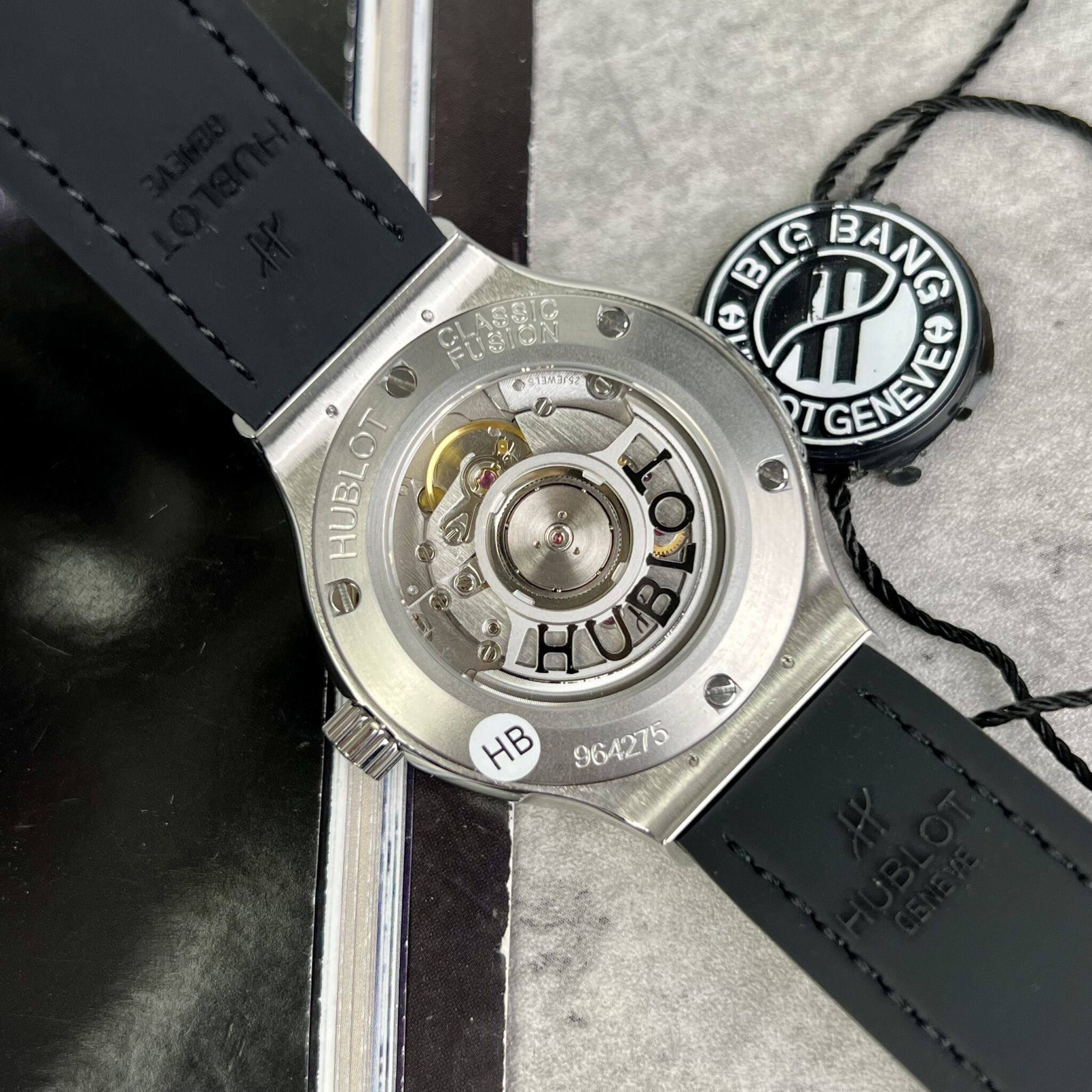 ĐỒNG HỒ HUBLOT CLASSIC FUSION MÀU ĐEN VIỀN MOISSANITE 38MM - 7