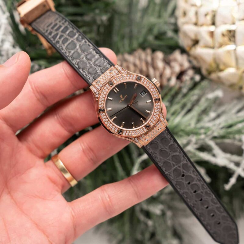 ĐỒNG HỒ HUBLOT CLASSIC FUSION NỮ KING GOLD MẶT XÁM ĐÍNH FULL ĐÁ REPLICA 33MM