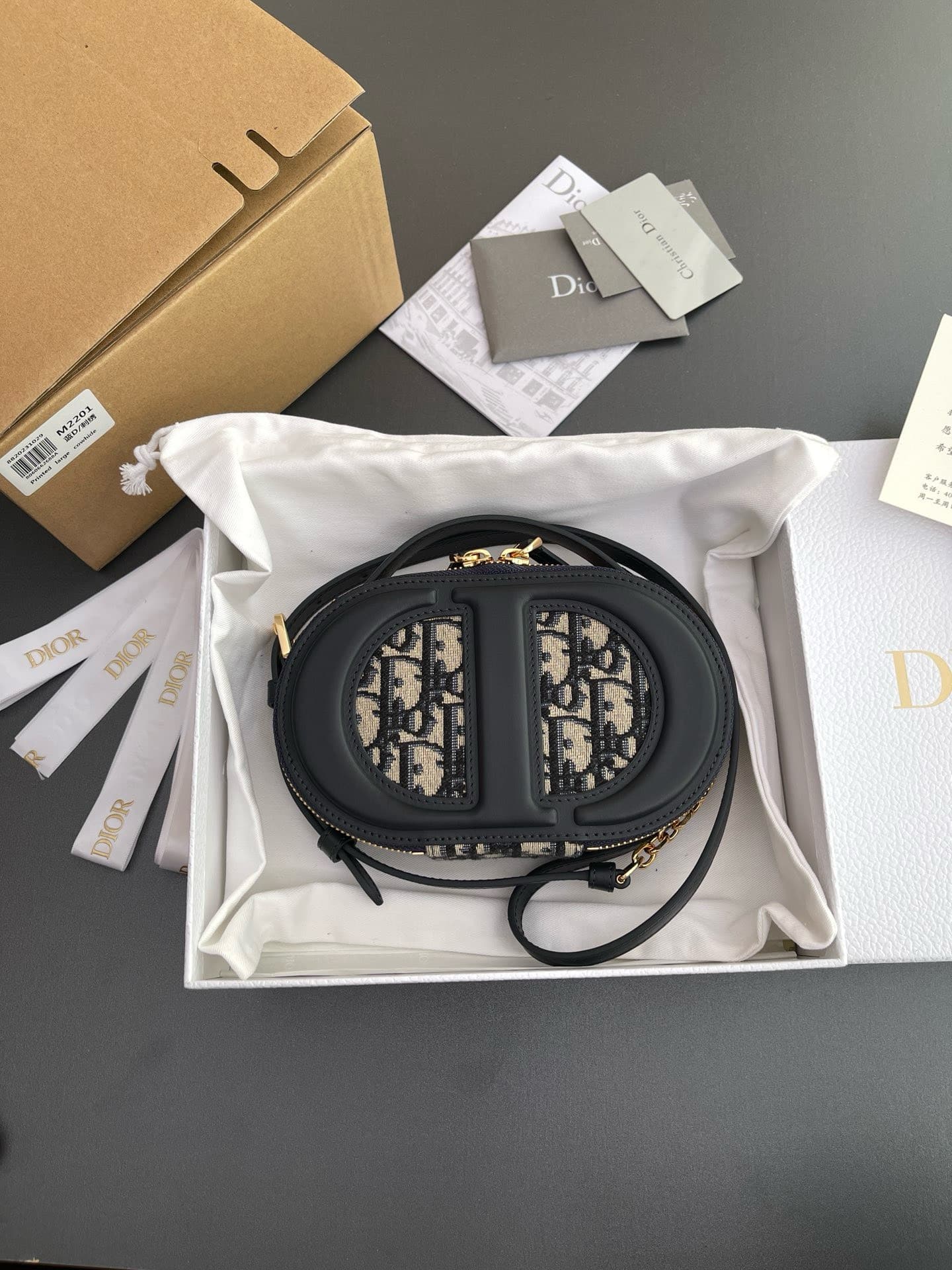 z4970082062447_0c62f5353b0e1db1dc92d2668bda8ff1 TÚI XÁCH DIOR CD SIGNATURE OVAL CAMERA BAG BLUE DIOR OBLIQUE JACQUARD SIÊU CẤP