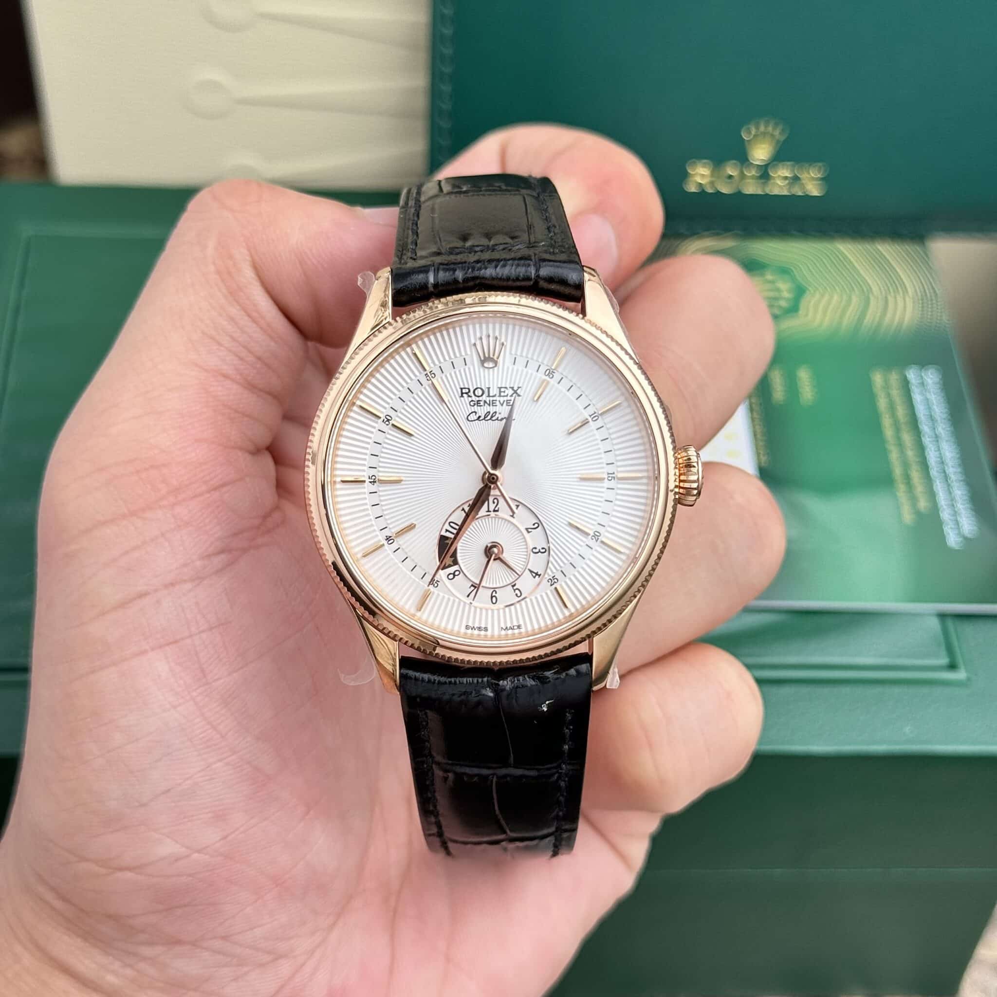 Rolex Cellini Dual Time 50525 Vàng Hồng Dây Da ĐỒNG HỒ ROLEX CELLINI DUAL TIME 50525 VÀNG HỒNG MẶT TRẮNG DÂY DA REPLICA 39MM