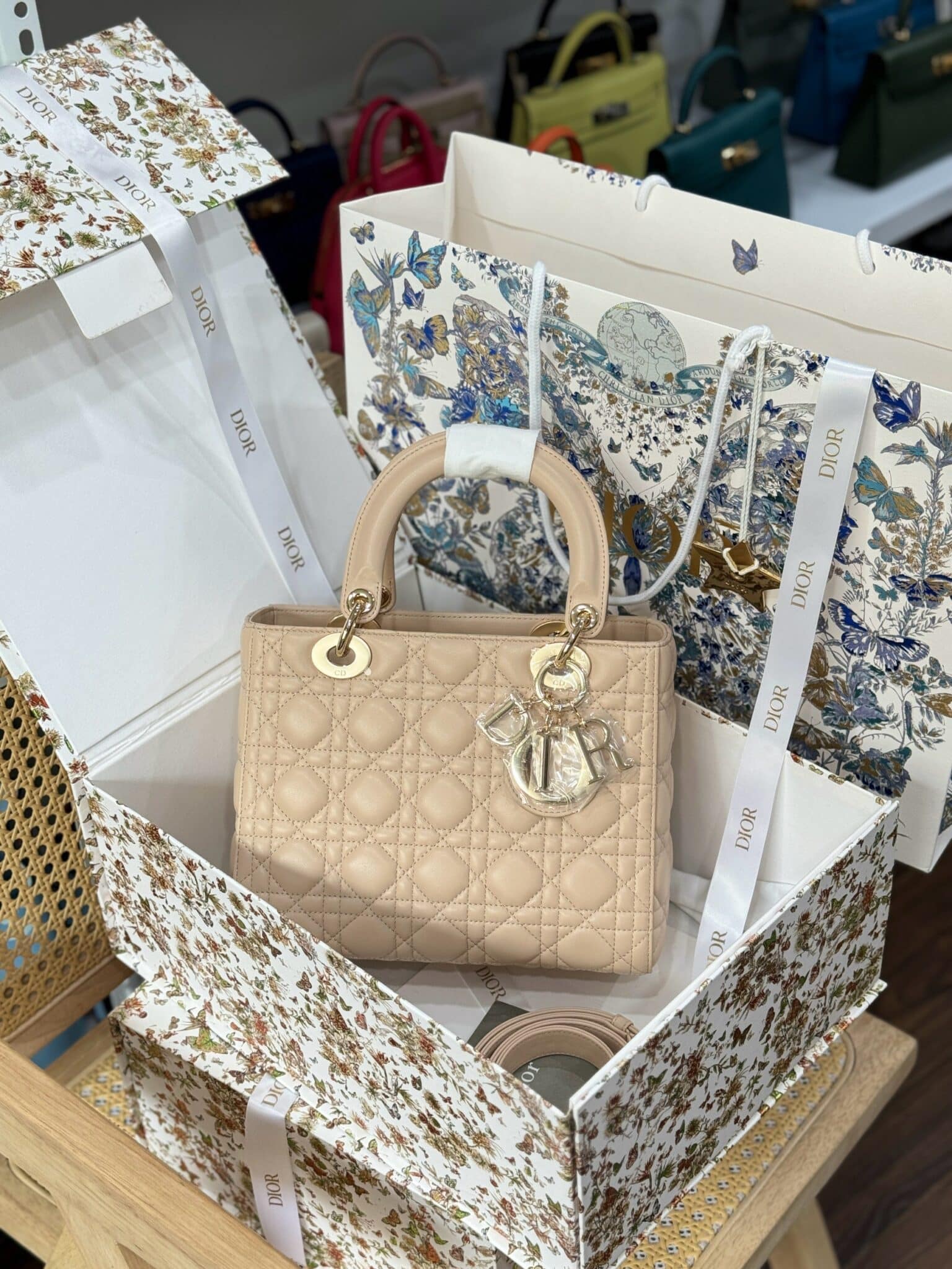 TÚI XÁCH LADY DIOR MEDIUM SIZE DA CỪU THƯỢNG HẠNG MÀU BEIGE VVIP LIKE AUTH 24CM