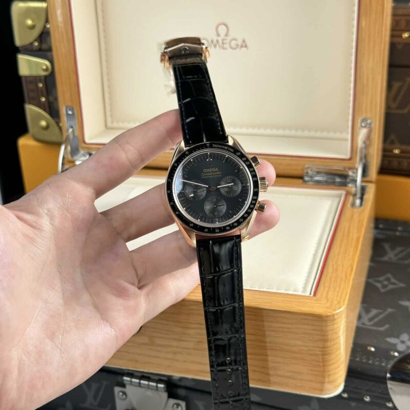 ĐỒNG HỒ OMEGA SPEEDMASTER MOONWATCH CHRONOGRAPH VÀNG HỒNG MẶT ĐEN DÂY DA REPLICA 42MM